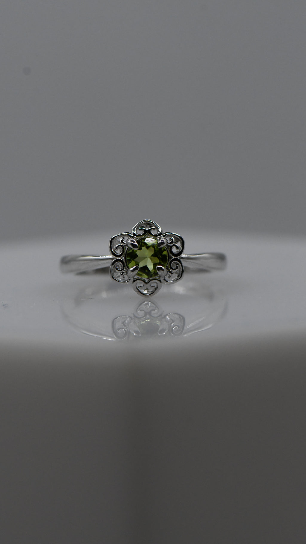 Round peridot ring