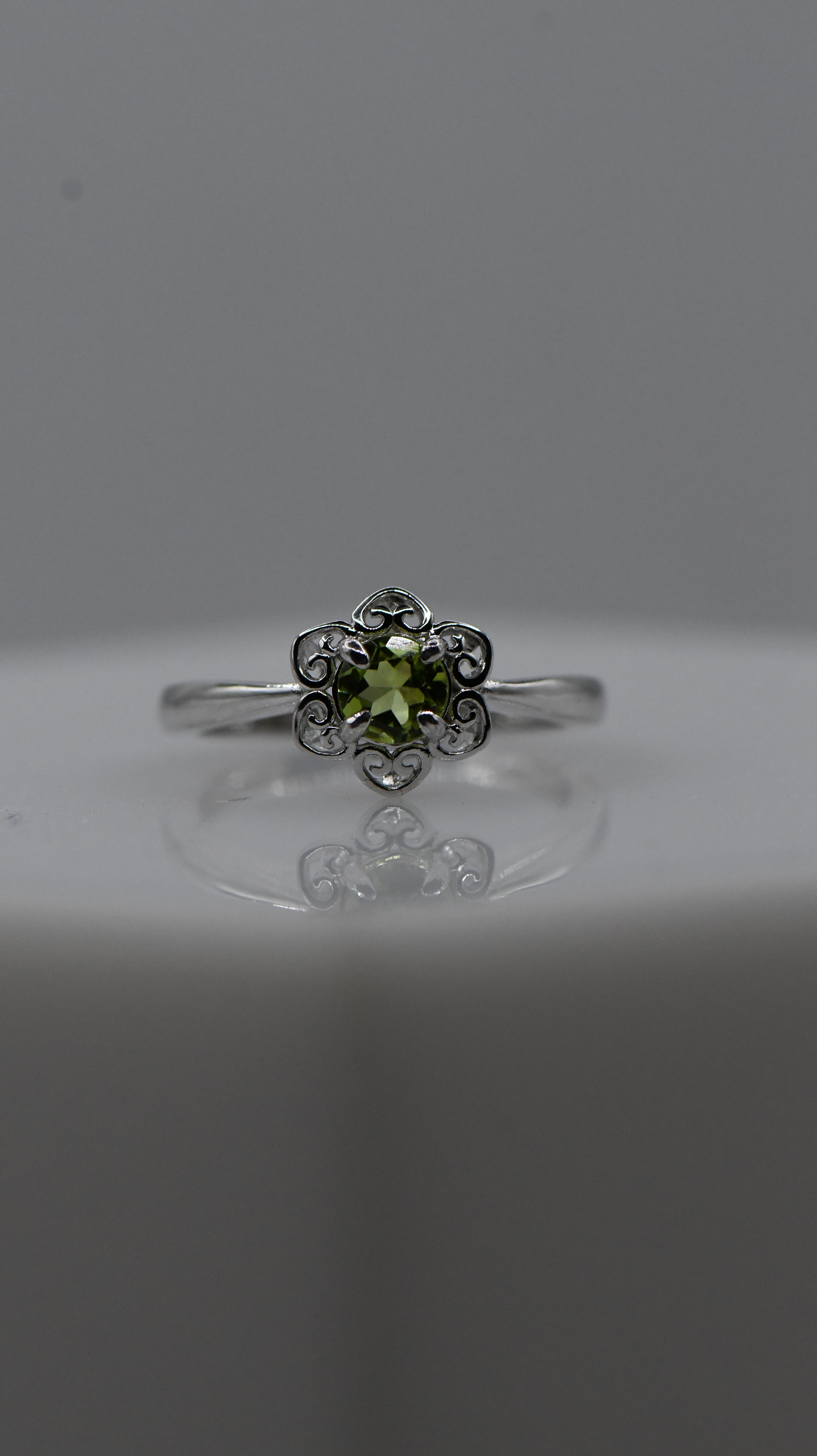 Round peridot ring
