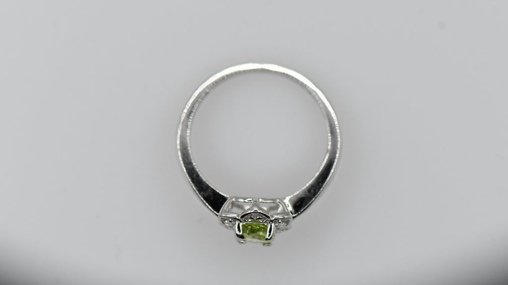 Round peridot ring