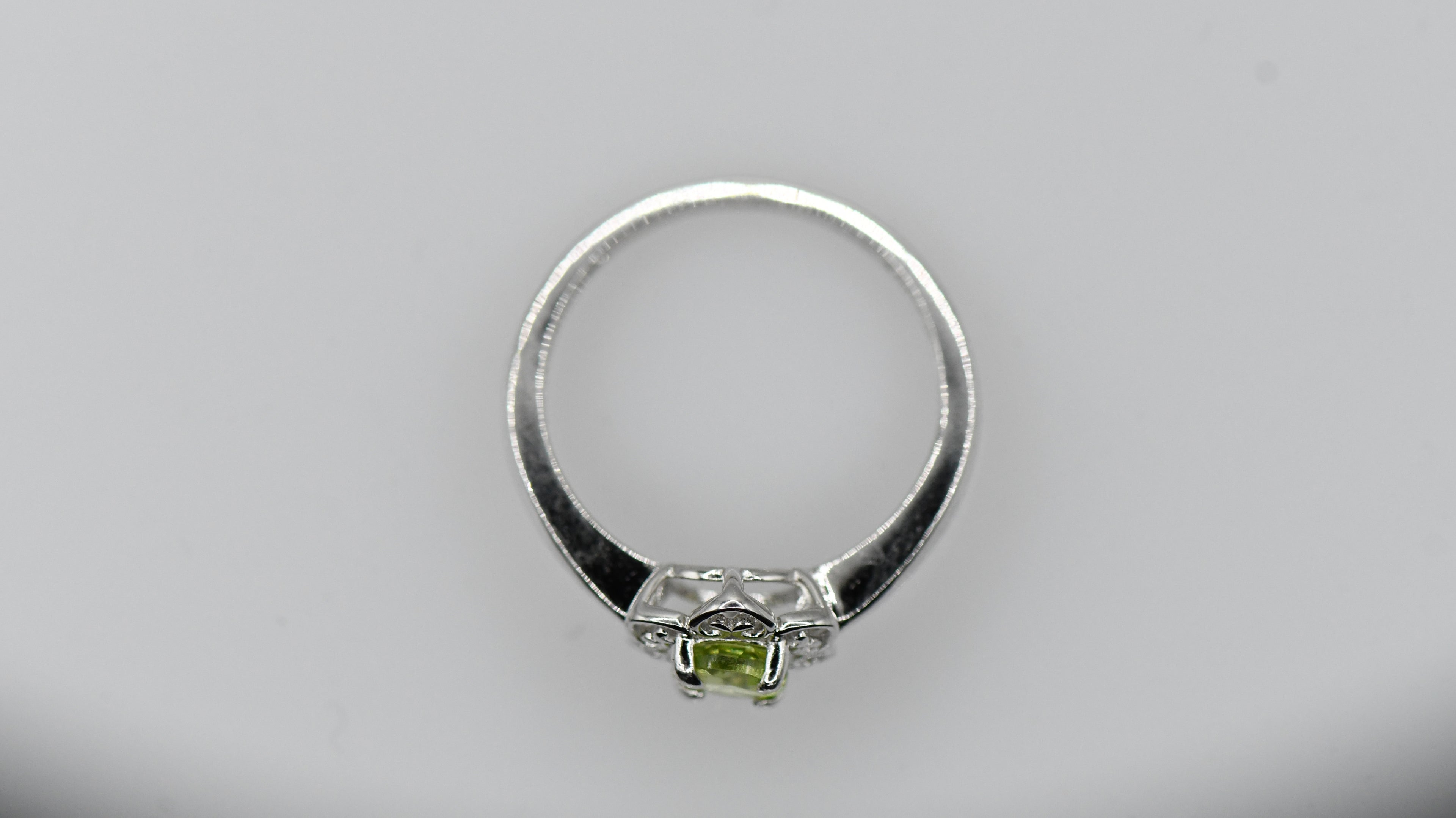 Round peridot ring