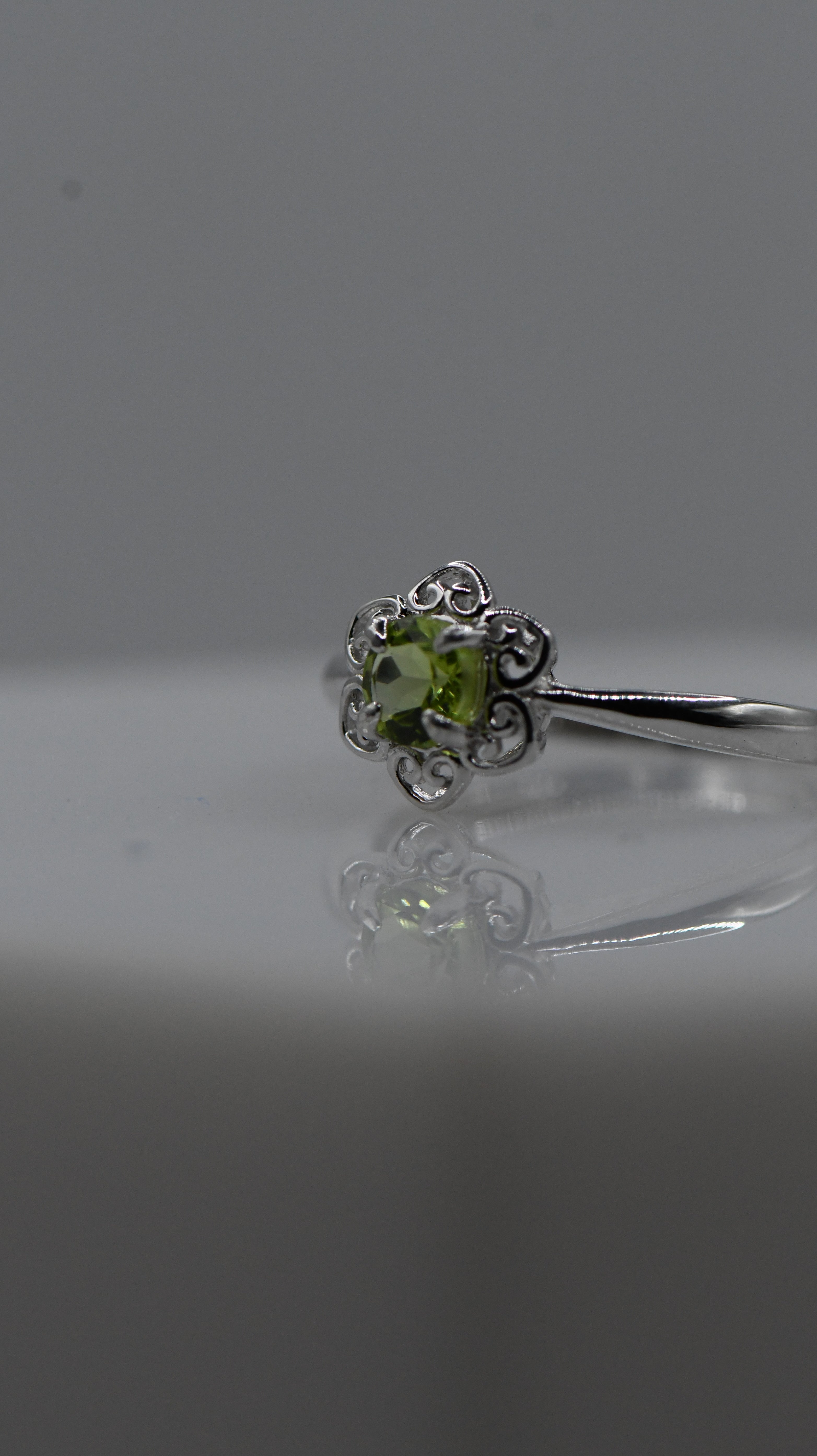 Round peridot ring