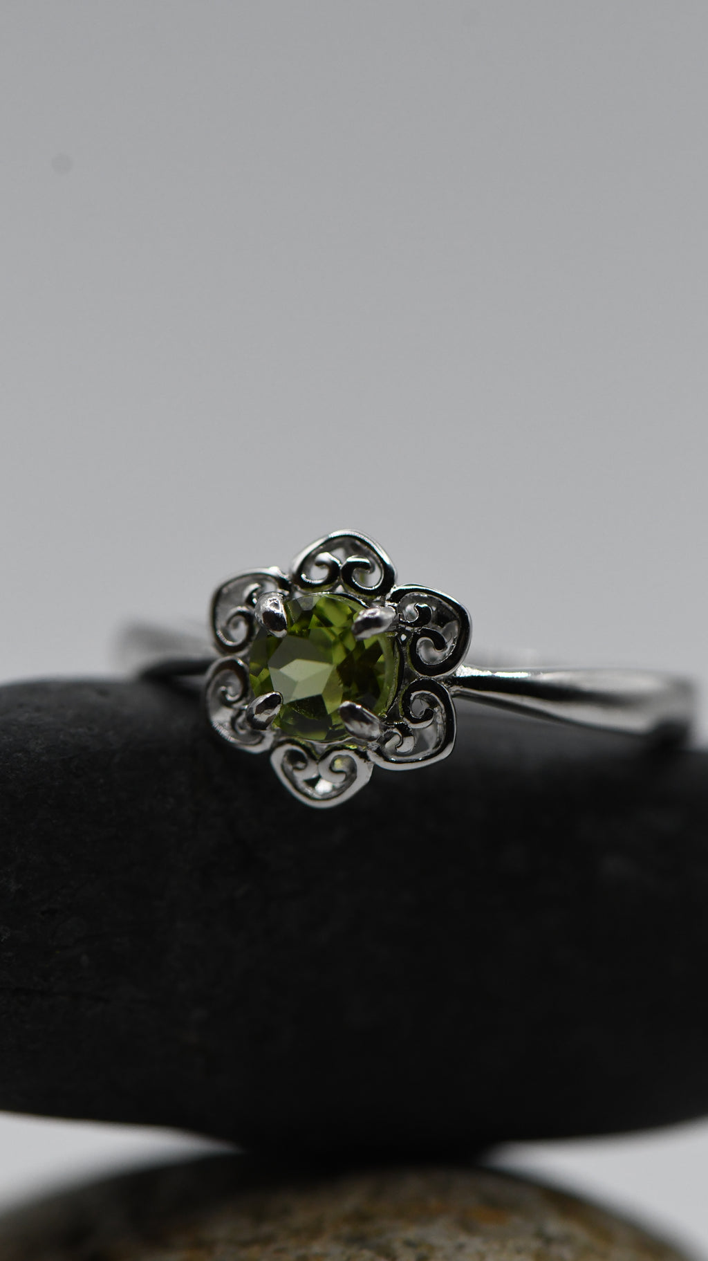 Round peridot ring