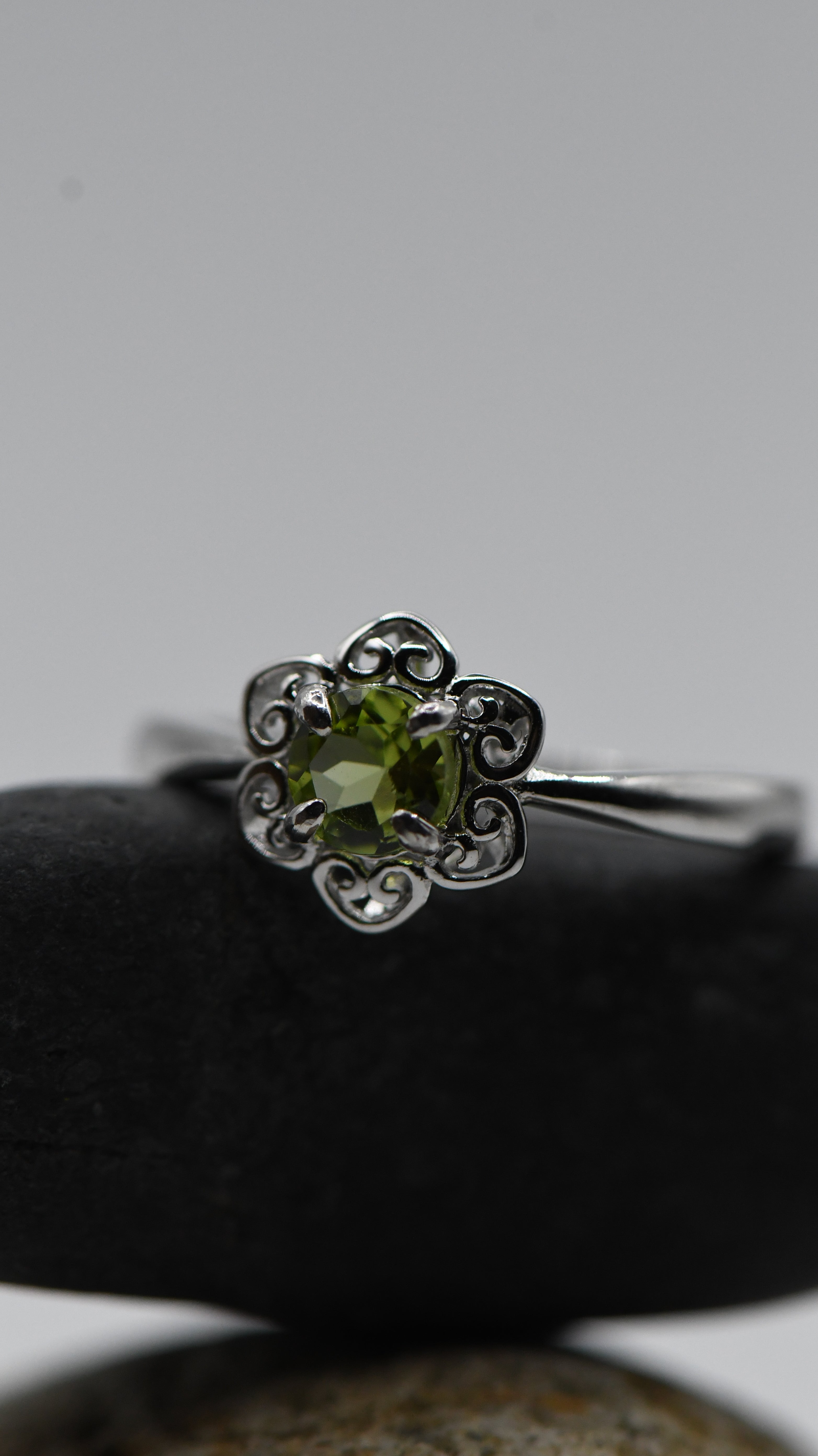 Round peridot ring