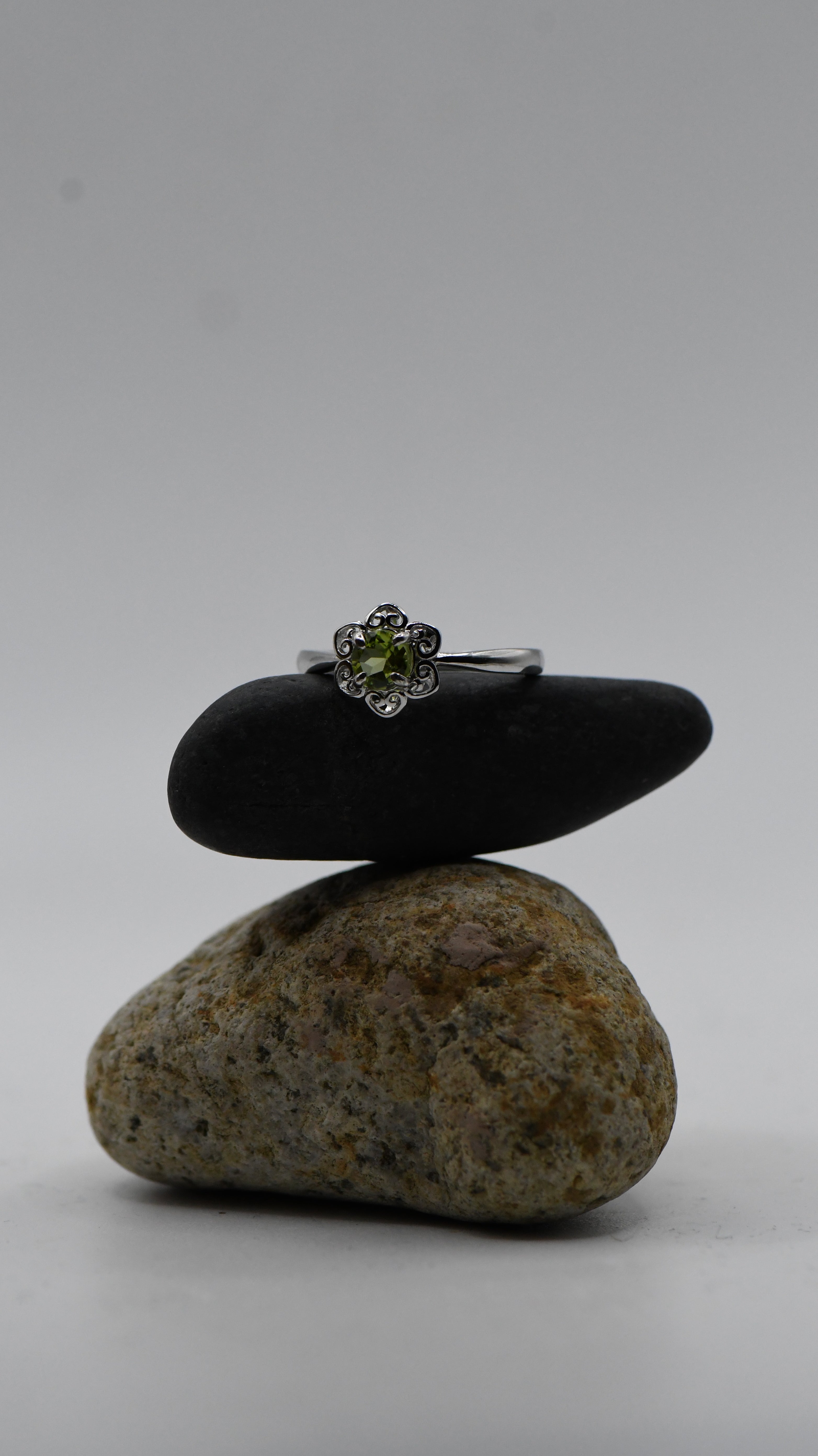 Round peridot ring