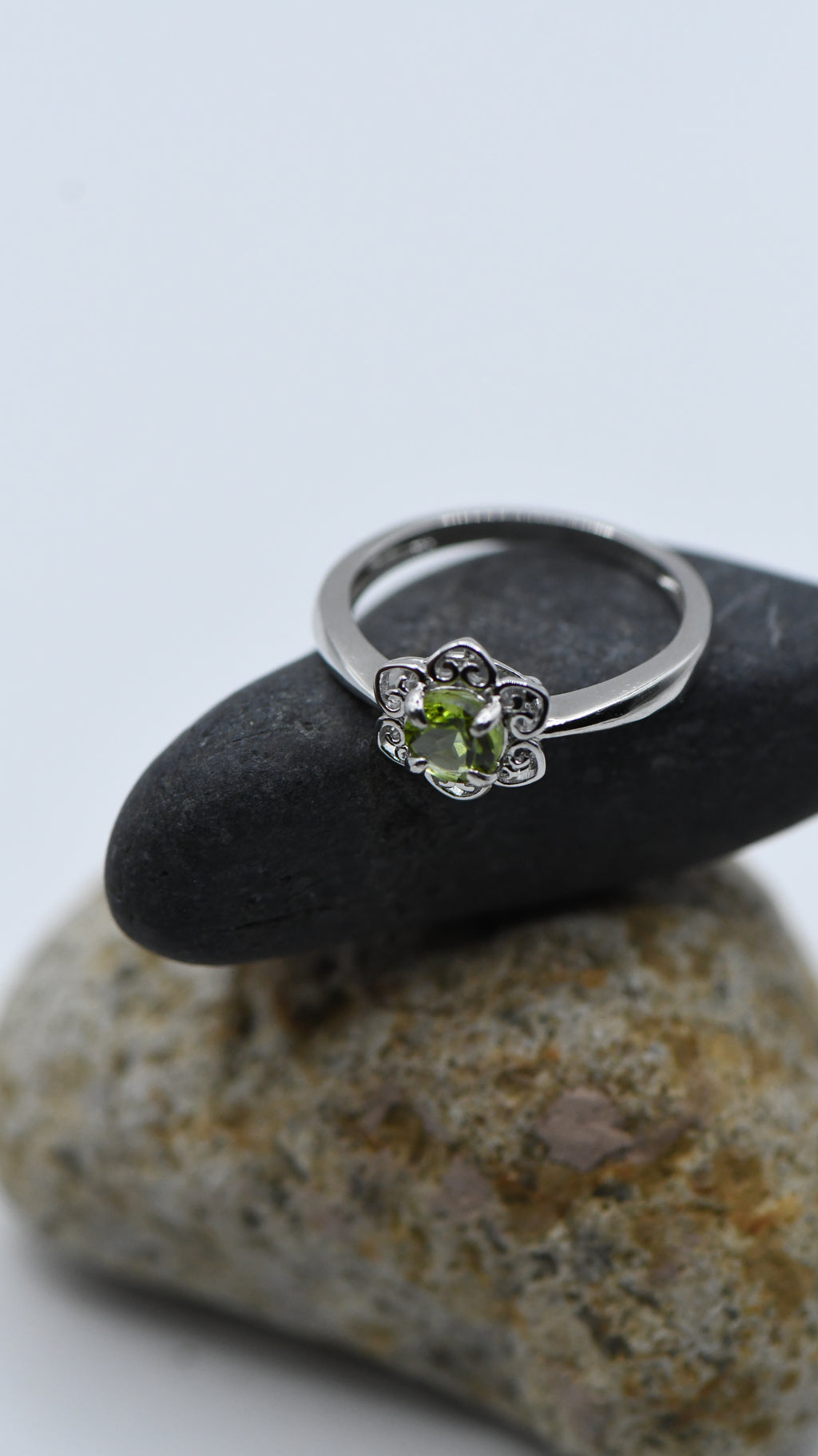 Round peridot ring