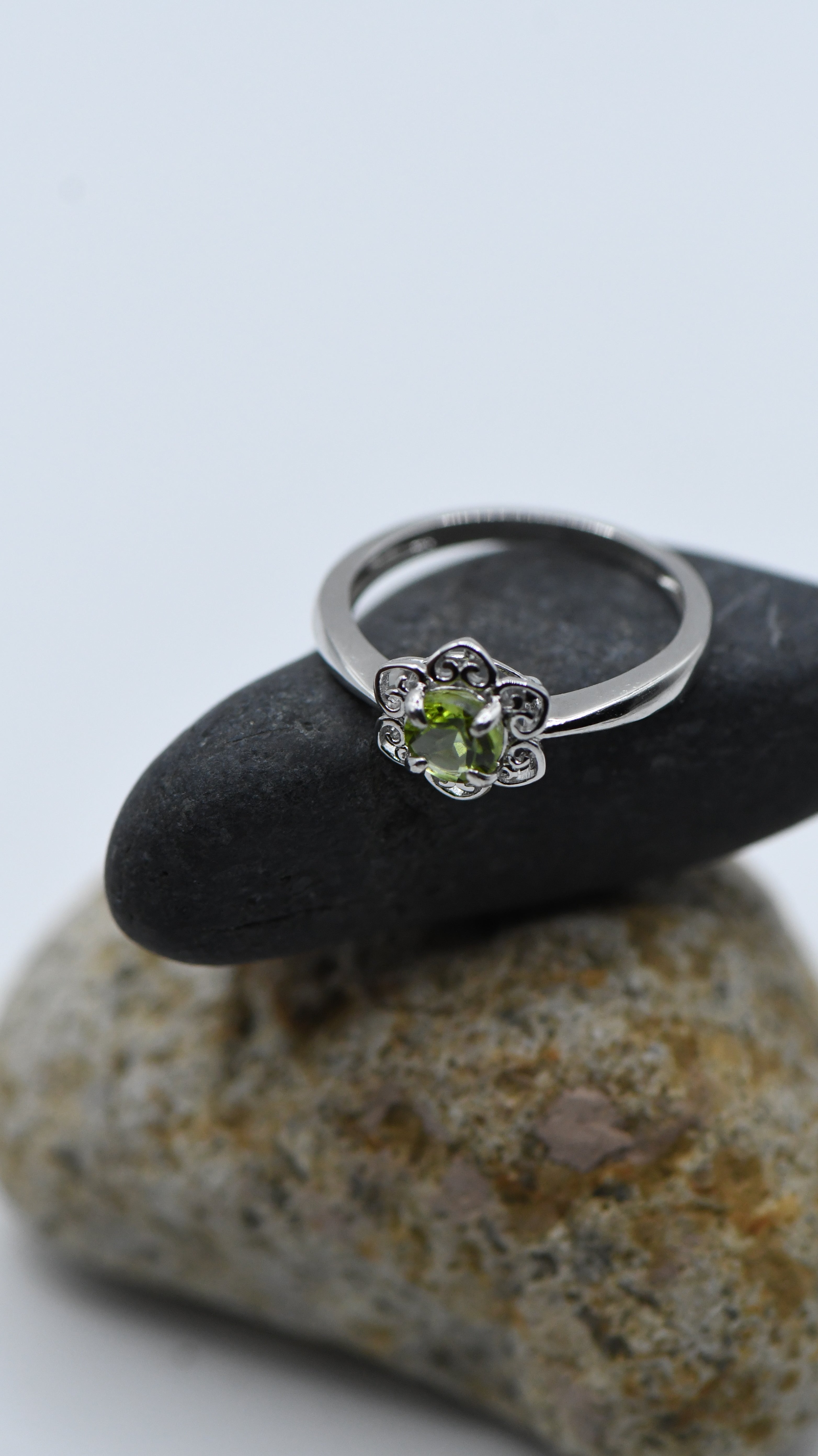 Round peridot ring
