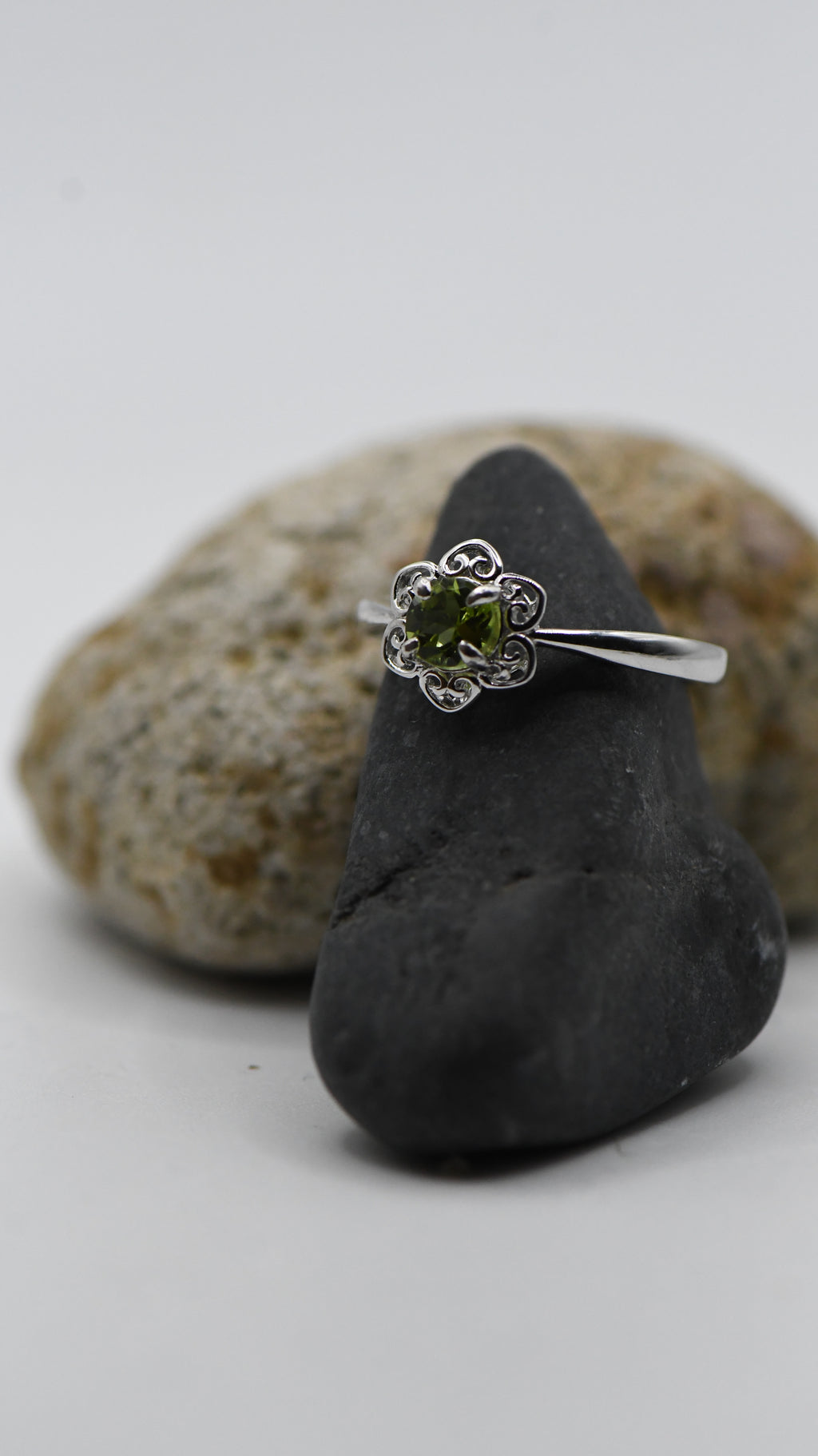 Round peridot ring