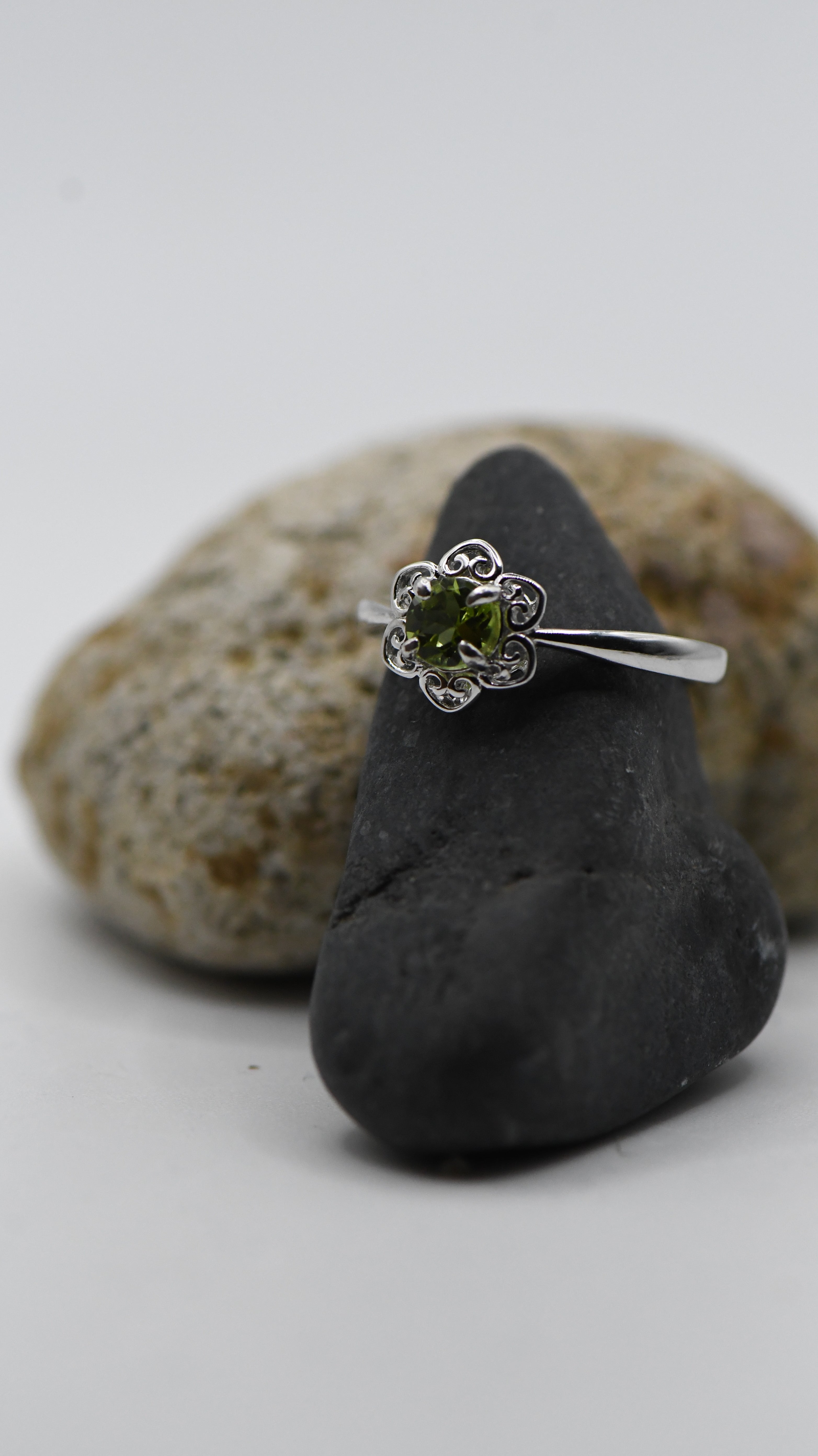 Round peridot ring